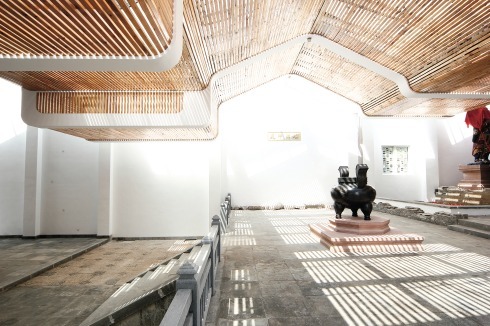 Durch die abhängte Decke aus parallelen Holzlatten fällt das Tageslicht in den Innenraum<br />