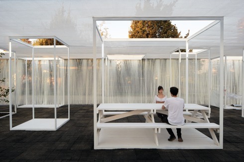 Der Pavillon ist eine Wunderkammer, organisiert wie ein begehbarer Setzkasten.<br /><br />