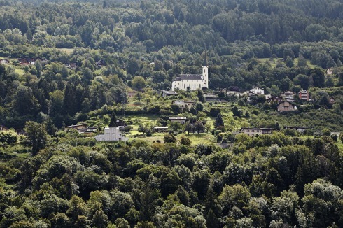 Das Wohnhaus reagiert strukturell auf die Hanglage<br />