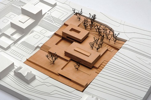 <strong>1. Preis wulf architekten und Planstatt für Landschaftsarchitektur</strong> Die Vorsatzschale der Fassade besteht aus langformatigen, luftgetrockneten Lehmziegelblöcken. Die horizontale Gliederung soll Seriosität, Dauerhaftigkeit und gestalterische Nachhaltigkeit ausstrahlen.<br />