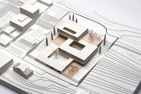 <strong>3. Preis Atelier 30 und Mann Landschaftsarchitektur </strong>Die weiß geschlämmte Ziegelfassade ist eine Hommage an die Ziegelbauten in Tiflis. Zur Stadt öffnet sie sich über große Fenster und ein davor liegendes bewegliches Holzgefach.<br />