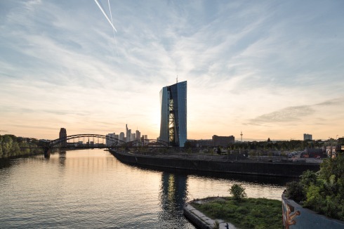 Städtebau parlante: Aus dem östlichstes Hochhaus der Skyline beobachten die Währungshüter das Bankenviertel mit angemessenem Abstand<br />