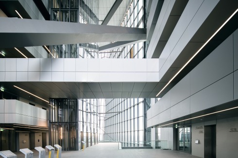 Umsteigeplattform im 3. OG, Blick nach Osten. Die Fahrstühle öffnen sich in jedem Geschoss zum<br />Atrium.<br />