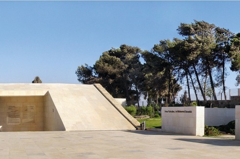 Gedenkstätte für den ­Dichter Mahmoud Darwish in Ramallah, 2011<br /><span class="OffWhite">Foto: CCJO</span><br />