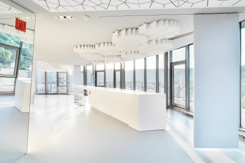 Hadi Teherani hat auch die Gestaltung des neuen Ausstellungsraums in der OWA-Firmenzentrale in Amorbach übernommen und den 7. Stock zur 360°-Panorama-Ausstellungshalle für Deckensysteme ausgebaut<br />
