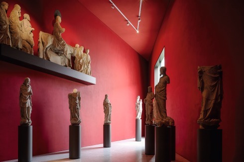 Die neuen Räume im LWL-Museum für Kunst und Kultur in Münster wurden in kräftigen Tönen gestrichen. Die verwendete matte Farbe minimiert den Schreibeffekt: Die Farbpigmente werden durch hochtransparente Füllstoffe überlagert und so vor mechanischen Beschädigungen geschützt.<br />