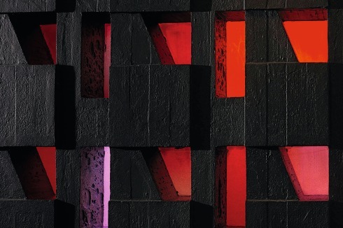 Glasbausteinwand „Kleines rotes Fenster“ in der Berliner Philharmonie (Detail)<br /><br />