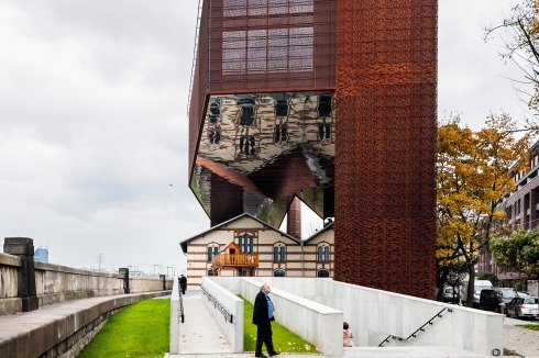 Das Kunstzentrum ist Teil einer Aufwertungsstrategie des rechten Ufers der Wisła. Die Rampe führt hinauf zu einem öffentlichen Platz, die Treppe hinab zum Foyer im Untergeschoss.<br />