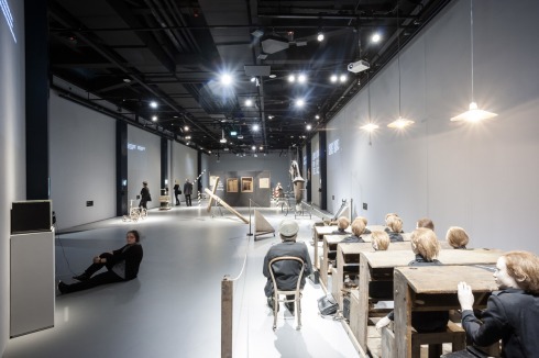 Umarła klasa (Die tote Klasse) von 1975 ist Kantors bekanntestes Theaterstück. Die Requisiten sind Teil der Ausstellung<br />