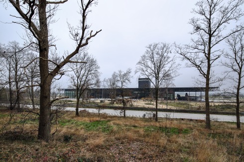 Blick von Norden auf das Museum, das mehrere Hangars am ehemaligen Flugfeld ersetzt.<br />
