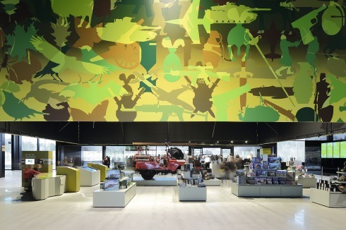 Der Baldachin in Camouflage-Optik markiert den Shop.<br />