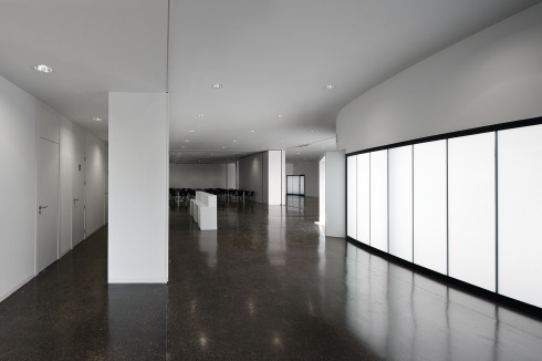 Im Eingangsbereich lässt die transluzente Fassade auch Licht ins Gebäude; ansonsten ist sie meist durch eine zweite Wand verdeckt<br />