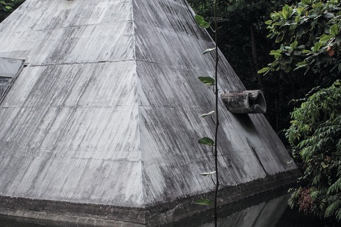 Die Pyramide mit Bürokubus im Seerosenteich, von 1969, ist ein frühes Werk Sumet Jumsais, mit unverkennbaren Anleihen bei Le Corbusier<br />