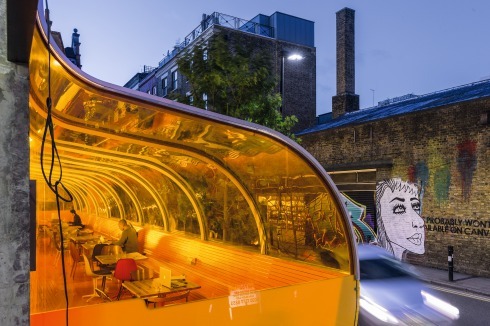 Das röhrenförmige Café, mit dem sich „Second Home“ in die Hanbury Street wölbt, erinnert an das eigene Büro von SelgasCano<br />