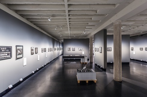 An der Glasfassade liegen Café, Buchladen und Büros, dahinter erst kommen die neuen großen Ausstellungsräume<br />