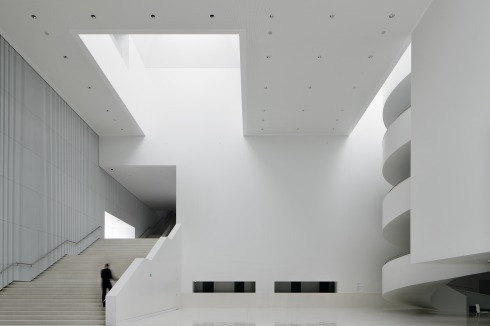 Das opulent dimensionierte Foyer erhält nur von oben Tageslicht<br />