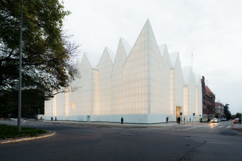 Erst mit der Dämmerung, wenn die zweischalige Fassade illuminiert wird, ent­faltet die neue Philharmonie ihre festliche Wirkung<br />