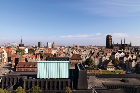 Das Dach des Intendanz-Gebäudes steht als weitere Open-Air-Bühne zur Verfügung. Die Grundstückseinfriedung dient als öffentlicher Weg, 6 Meter über dem Straßenniveau.<br />