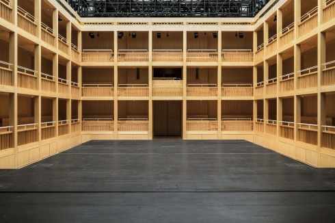 Der Saal des Theaters mit der dreigeschossigen hölzernen Zuschauergalerie ist eine Neuinterpretation der Danziger Fechtschule – im 17. Jahrhundert Spielstätte englischer Schauspieler am selben Ort. Renato Rizzi <br />hat sogar das archäologisch belegte Achsmaß (2,80 m) übernommen. <br />