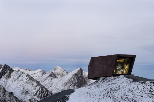 Unten: Tourismusarchitektur in Tibet – Schiffsterminal am Yarlung Tsangpo in der Region Linzhi von ZAO/standardarchitecture (2008)<br /><span class="OffWhite">Foto: Chen Su</span><br />