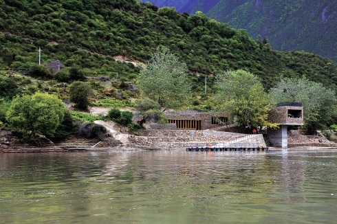 Oben: Tourismusarchitektur in Südtirol – begehbare Skulptur an der Timmelsjochstraße von Werner Tscholl, Morter (2010)<br /><span class="OffWhite">Foto: Alexa Rainer</span><br />