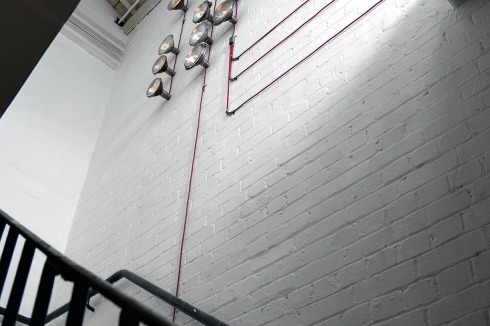 Installationen mit alten Autoscheinwerfern im und am Bürogebäude von DOS Architects in der Lever Street, London 2008<br />
