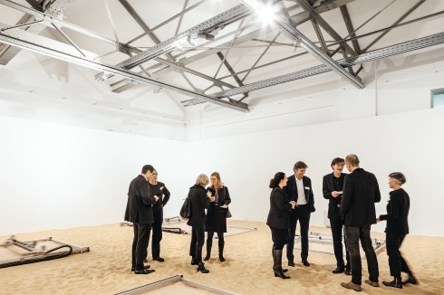 Zwischen den Panels wird weiterdiskutiert, während die vier computergesteuerten Griffel der Ausstellung „The Urburb“ in der Ausstellungshalle des DAZ Pläne in den Sand zeichnen<br />