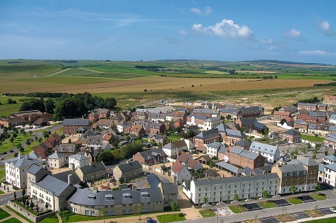Poundbury, eine Erweiterung der Stadt Dorchester in der Grafschaft Dorset, ist das Modelldorf für Prinz Charles’ Gestaltungsgrundsätze.<br />