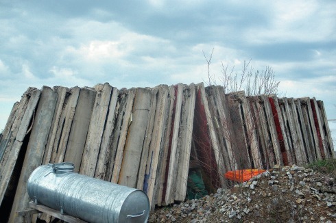 2003 wurde es unter Denkmalschutz gestellt; im gleichen Jahr wurde der bildplattentragende Wohnblock abgerissen und die Giebelfassade mit Wandbild in 30 Einzelteilen eingelagert. Links der Zustand 2013<br />