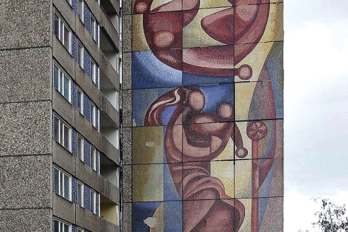 Das Wandbild „Familie“ des Künstlers Siegfried Schade wurde 1979 als eines von insgesamt drei Großwandbildern im Neubaugebiet Dresden-Prohlis der Öffentlichkeit übergeben. Rechts der Zustand 1998<br />