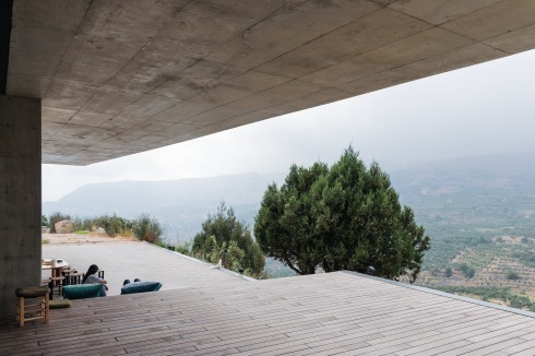 Die 24 m lange Terrasse auf zwei Ebenen mit dem Blick in das weite Tal verankert das Haus auf einem Plateau. Das Dach ragt nur teilweise über die Freifläche.<br />