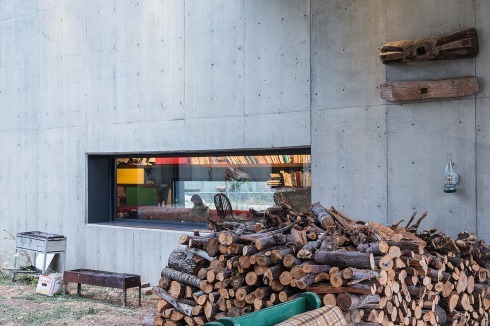 Wohnraum des 450 m2 großen Gebäudes; horizontale Fenster öffnen sich zum Plateau und zum Hof<br />