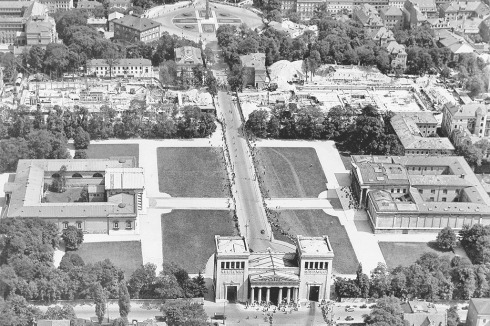 Der Königsplatz 1933, vor der Umgestaltung zum Aufmarschplatz. Im Hintergrund sind bereits die Bauarbeiten für Führerbau und Verwaltungsgebäude der NSDAP im Gange.<br />