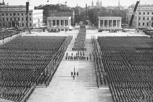 Der Königsplatz, Aufmarsch zur Gedenkfeier am 8./9.11.1936<br />