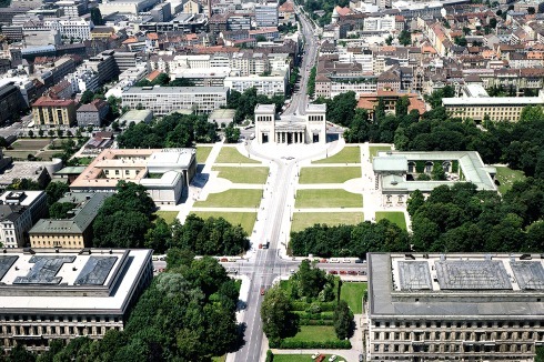 Der Königsplatz 1988, nach der Entfernung des Plattenbelags<br />
