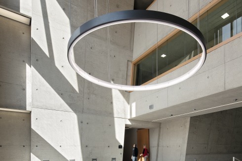 In Eingangshalle und Atrium trifft heller, sandgestrahlter Sichtbeton auf warmes Buchenholz<br />