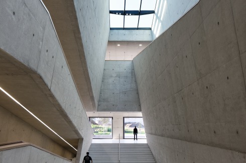 Das Atrium wirkt, als sei das Gebäude aufgeschnitten. Die flache Rampe zum zweiten Obergeschoss weist 40 Stufen ohne Zwischenpodest auf.<br />