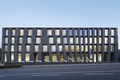 Das Zentrum für Medien und Soziale Arbeit: Gegeneinander versetzte Fenster in wechselnden Größen bestimmen den ersten Eindruck<br />