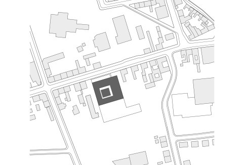 Das Hochschulgebäude steht an einer der Hauptstraßen von Mittweida. Rückwärtig schließen zwei Parkdecks an.<br />