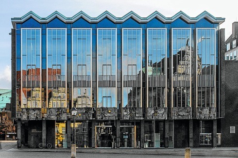 Das Haus der Bremischen Bürgerschaft (Wassili Luckhardt, 1966) verursachte seinerzeit jahrelange Kontroversen um zeitgenössische Architektur am Marktplatz.<br />