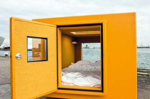 Auf der Grenze zwischen Kunst, Architektur und Design: das mobile Hotelzimmer Dynamo 2010 von Atelier van Lieshout<br />