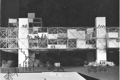 Modellfoto mit Skizzen einer Megastruktur, die Eckhard Schulze-Fielitz im Rahmen des Wettbewerbs für die Ruhr-Universität Bochum 1962 entwarf<br />