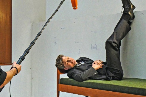 Absurdes Aufbegehren gegen normative Konventionen: Museumsdirektor Ralf Beil demonstriert eine "one minute sculpture"<br />