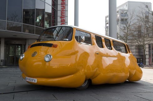 Erwin Wurm: Curry Bus. Fett und seiner ursprünglichen Funktion entledigt wird ein VW-Kastenwagen zur Frittenbude<br />