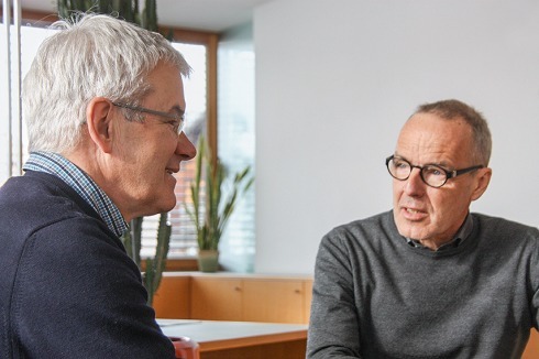 ... und Hermann Kaufmann (rechts), mit Bürgermeister Arnold Hirschbühl (links)<br />