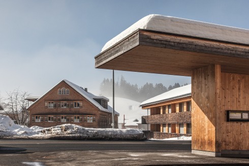 Das 29 Meter lange Bus-Terminal in der nördlichen Verlängerung des Dorfplatzes (2011, Kaufmann, Bader, Bechter Zaffignani)<br />