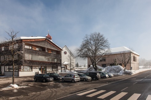 Das Gemeindehaus, hinten links das „Dorfhus“ (1999), mit Läden und Geschosswohnungen der Initialbau der Ortserneuerung<br />