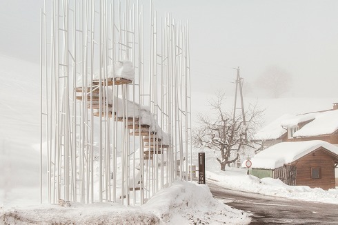 Weltarchitektur in Krumbach? Sou Fujimotos Bushaltestelle – eines von sieben Wartehäuschen internationaler Büros, die 2014 im Rahmen der Kunstaktion „Bus:Stop Krumbach“ entstanden (<a href="/das-heft/ZHdKZHAW-EM2N-2121997.html" target="_blank" >Bauwelt 34.2014</a>)<br />