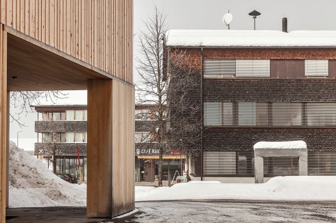 Dorfplatz mit Zugang zum Pfarrhaus<br />