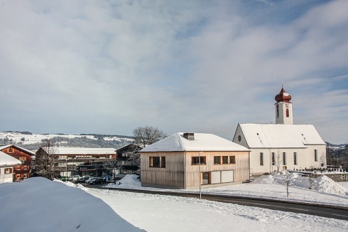 Krumbach im Bregenzerwald von Süden. In der Bildmitte das neue Pfarrhaus, das genaugenommen ein Kulturzentrum ist.<br />